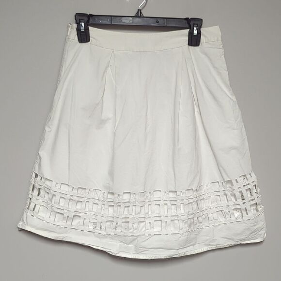 White Knee-Length A-Line Skirt with Pleated Cutout Design - Picture 4 of 5